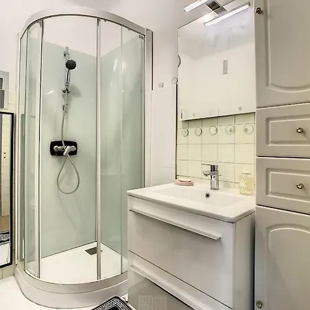 Apartment 2 Minutes A La