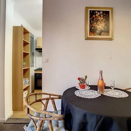 Apartment 2 Minutes A La