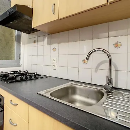 Apartment 2 Minutes A La *